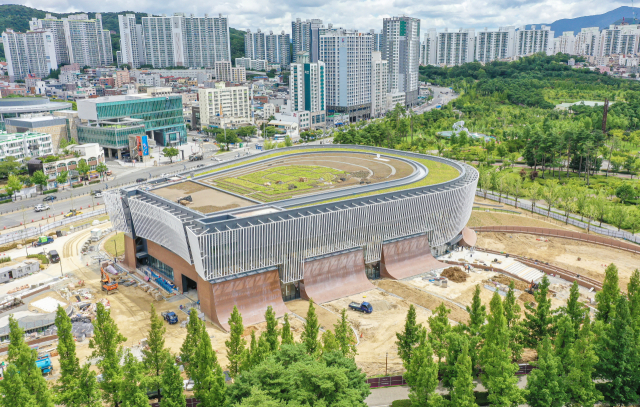 오는 8월 준공 예정인 부산의 새로운 랜드마크 ‘부산콘서트홀’이 23일 부산진구 부산시민공원과 어우러진 웅장한 모습을 드러내고 있다. 부산콘서트홀은 면적 1만9천862㎡, 지하 1층·지상 3층 규모의 대형 공연장으로 2025년 개관할 계획이다. 2000명을 수용할 수 있는 클래식 전용 콘서트홀과 400석을 갖춘 챔버홀(실내악 전용 공연장) 등이 들어선다. 파이프 4406개·건반 4단 등을 갖춘 파이프오르간도 설치한다. 비수도권에서 파이프오르간을 도입하는 경우는 부산이 처음이다. 김종진 기자 kjj1761@