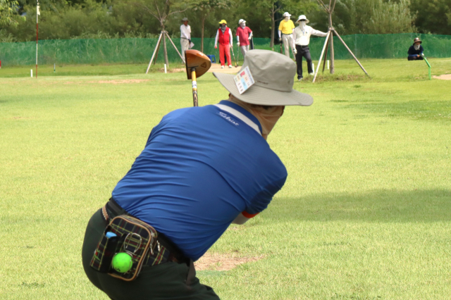 지난 22일 2024 부산시장배 슈퍼컵 파크골프대회 4차 예선에서 한 선수가 티샷을 날리고 있다. 남태우 기자