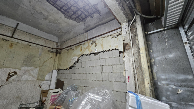 진주중앙시장의 한 점포 모습. 천장과 벽면이 내려 앉은 모습이다. 김현우 기자