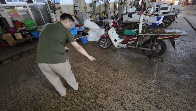 진주중앙시장 어시장은 169개 구획으로 분할돼 있는데, 현재 소유주 26%는 연락이 닿질 않고 있다. 소유주 동의를 받지 못하다 보니 슬레이트 지붕을 철거하지 못하는 상황이다. 김현우 기자