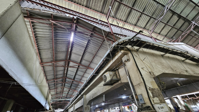 어시장 천장의 백석면 함유량은 14% 안팎으로 확인됐다. 법정 허용치가 1%인 점을 고려하면 심각하게 고농도인 셈이다. 김현우 기자