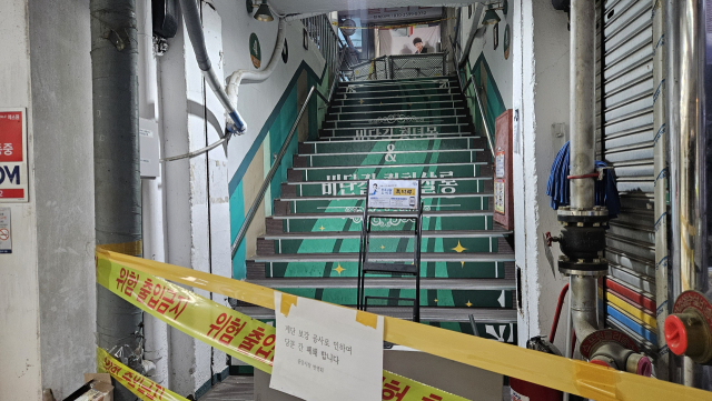 진주중앙시장 2층으로 올라가는 계단. 뒤쪽 받침대가 부서져 폐쇄된 상태다. 김현우 기자