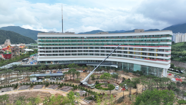 김해관광유통단지 조성 사업의 하나인 ‘롯데호텔&리조트 김해’ 건축 공사가 오는 9월 말 준공을 앞두고 있다. 롯데쇼핑 제공