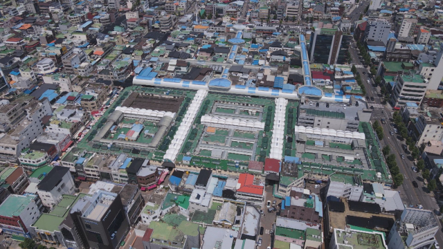 진주중앙시장 전경. 도심지 중심에 위치한 지역 대표 전통시장이지만 최근 노후화로 몸살을 앓고 있다. 김현우 기자