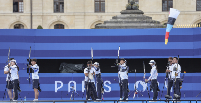 22일(현지시간) 프랑스 파리 레쟁발리드에 마련된 양궁 경기장에서 한국 대표팀 선수들이 결승이 열릴 사대에서 연습을 하고 있다. 연합뉴스