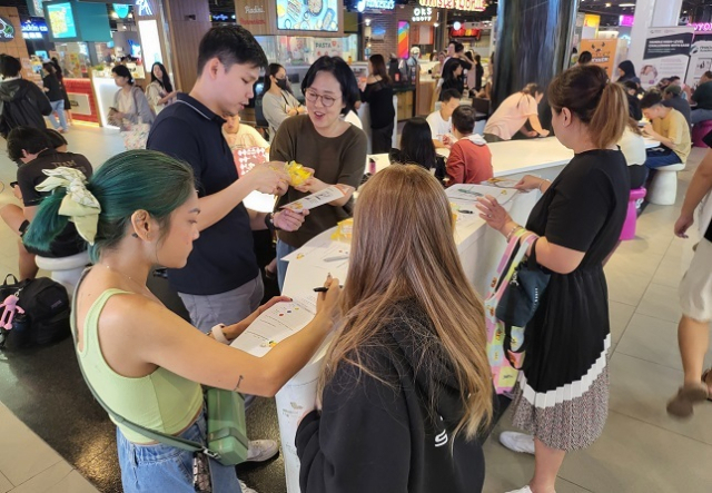 싱가포르에 CA 기술을 적용해 선박으로 수출한 참외. 현지 한인점포에서 소비자들이 시식을 하고 있다. 농촌진흥청 제공