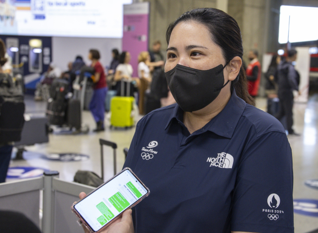 IOC(국제올림픽위원회) 선수 위원에 도전하는 박인비가 22일 오후(현지시간) 프랑스 파리 샤를 드골 공항에 도착해 소감을 말하고 있다. 박인비는 유승민 위원에 이어 임기 8년의 IOC 선수 위원에 도전해 올림픽 출전 선수들에게 득표 활동을 벌일 예정이다. IOC 선수 위원 투표 결과는 오는 8월 7일에 공개된다. 연합뉴스