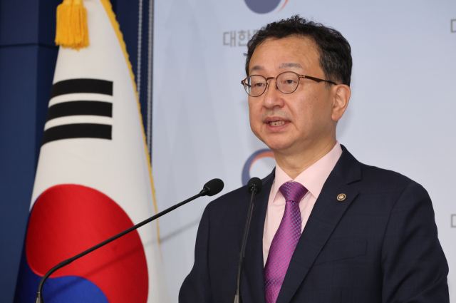 국민권익위원회 정승윤 부위원장이 23일 서울 종로구 정부서울청사 별관에서 청탁금지법상 음식물 가액 범위 상향 및 야당 대표의 응급의료헬기 이용 관련 신고 사건과 관련한 브리핑을 하고 있다. 연합뉴스