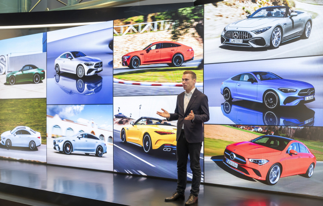 마티아스 바이틀 메르세데스-벤츠코리아 대표이사 사장이 지난 17일 부산시 기장군 빌라쥬 드 아난티에서 가진 미디어 시승회 ‘드림라이드’에서 올 상반기 성과를 설명하고 있다. 벤츠코리아 제공