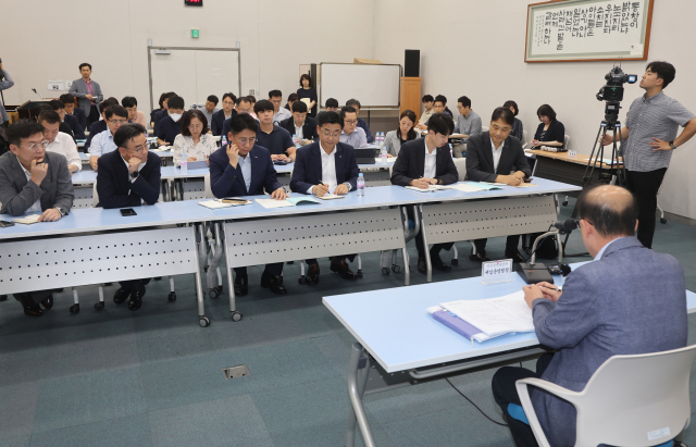 2024년 부산시금고 지정 신청 설명회가 23일 오후 부산시의회 중회의실에서 관계자들이 참석한 가운데 열렸다. 이재찬 기자 chan@