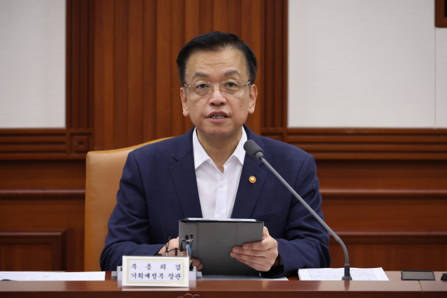 최상목 경제부총리 겸 기획재정부 장관이 23일 서울 종로구 정부서울청사에서 열린 경제관계장관회의를 주재하고 있다. 연합뉴스