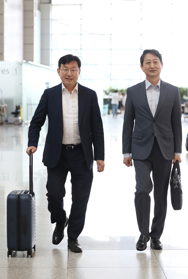 성태윤(왼쪽) 대통령실 정책실장과 안덕근(오른쪽) 산업부 장관 등 체코원전 특사단이 23일 인천국제공항에서 체코로 출국했다. 연합뉴스