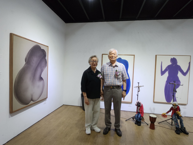 금련산 갤러리 구순 기념 개인전에서 부인과 함께 한 강선보 화백 모습. 부산미술협회 제공