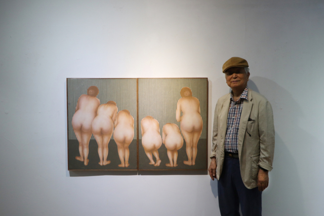 금련산 갤러리 구순 기념 개인전에서 만난 강선보 화백 모습. 부산미술협회 제공