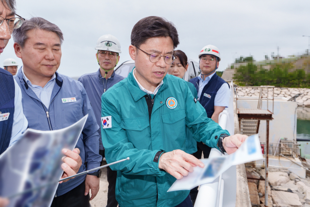 유국희 원자력안전위원장이 지난 6월 25일 경북 경주 월성원전을 찾아 현장을 점검하고 있다. 지난 6월 22일 경북 경주 월성원전 4호기에서 사용후핵연료저장조의 냉각수 누설 사고가 발생했다. 원안위 제공