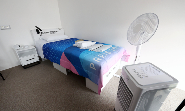23일(현지시간) 파리 생드니에 위치한 2024 파리 올림픽 선수촌 내 한국대표팀 숙소 모습. 숙소에는 2020년 도쿄올림픽에서도 사용됐던 골판지 침대와 조직위에서 더위를 쫓기 위해 제공된 선풍기가 배치됐다. 대한체육회는 선수들이 더위에 지치지 않도록 별도로 냉풍기를 공수해 각 방에 비치해 컨디션 조절에 어려움이 없도록 할 예정이다. 연합뉴스