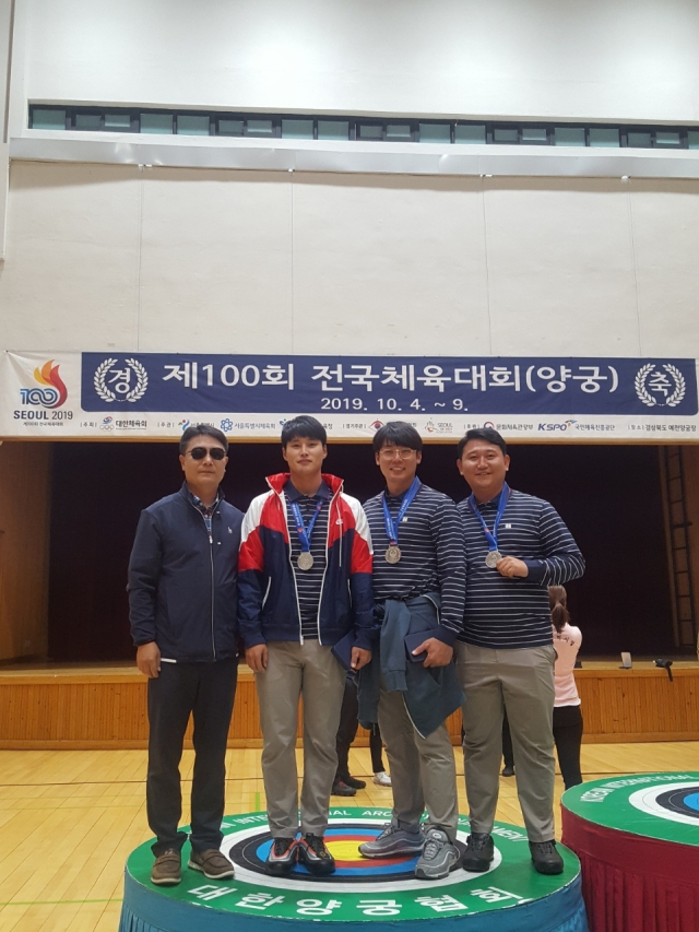 2019년 10월에 열린 제100회 전국체육대회에서 신성근(맨 왼쪽) 감독이 부산 사상구청 양궁팀 선수들과 함께 찍은 사진. 신성근 감독 제공