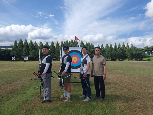 부산 사상구청 양궁팀 신성근(맨 오른쪽) 감독이 훈련을 마친 선수들과 과녁 앞에서 포즈를 취하고 있다. 신성근 감독 제공