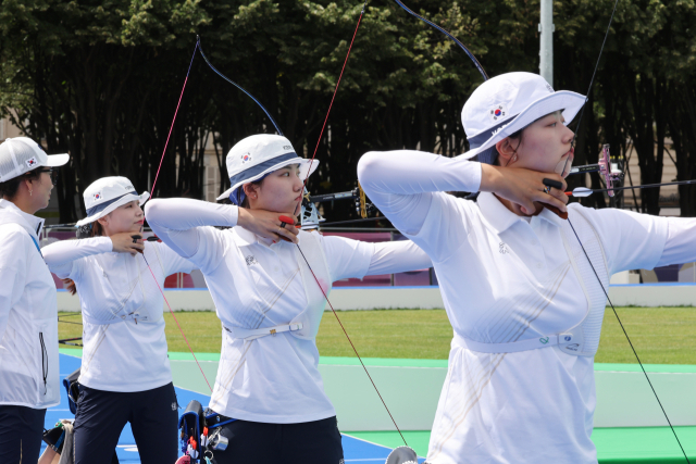 2024 파리올림픽에 출전하는 양궁 여자 대표팀 전훈영, 남수현, 임시현이 23일(현지시간) 프랑스 파리 레쟁발리드에 마련된 양궁 랭킹 라운드 경기장에서 훈련하고 있다. 연합뉴스