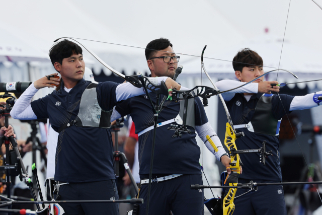 2024 파리 올림픽에 출전하는 양궁 남자 대표팀 이우석, 김우진, 김제덕이 23일(현지시간) 프랑스 파리 레쟁발리드에 마련된 양궁 랭킹 라운드 경기장에서 훈련하고 있다. 연합뉴스