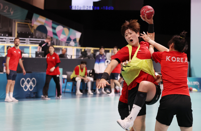 22일(현지시간) 프랑스 파리 사우스 파리 아레나6에 마련된 핸드볼 경기장에서 한국 대표팀이 훈련하고 있다. 연합뉴스