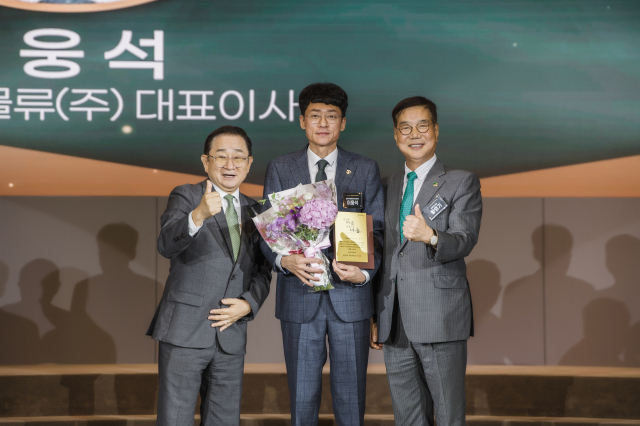 홍원국제물류(주) 이웅석 대표이사는 지난 18일 초록우산 고액기부자 모임인 ‘그린노블클럽’에 가입했다. 왼쪽부터 초록우산 이홍렬 홍보대사, 홍원국제물류(주) 이웅석 대표이사, 초록우산 황영기 회장. 초록우산 제공