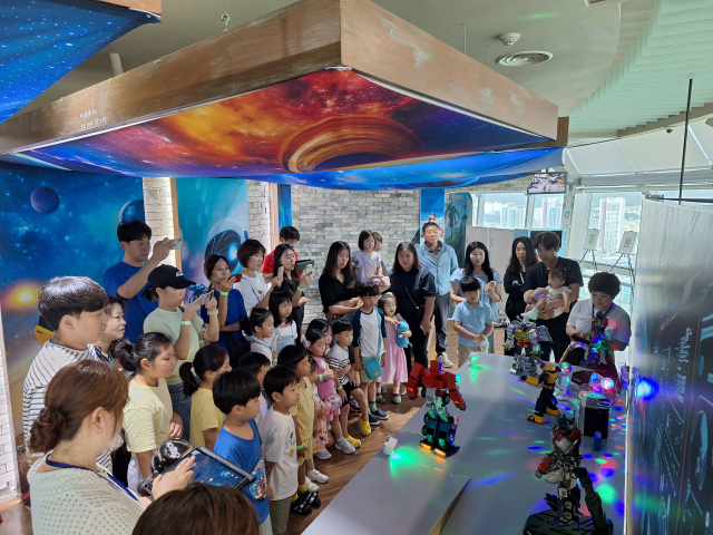 경남 양산신도시 양산타워에 문을 연 ‘3D 과학 체험놀이터’에 많은 시민이 방문해 인기를 끌고 있다. 어린이 방문객은 최신 트랜스포머 변신 로봇에 큰 관심을 보이고 있다. 양산시 제공
