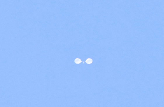 24일 오전 서울 용산구 상공에 북한이 부양한 것으로 추정되는 대남 쓰레기 풍선이 떠 있다. 연합뉴스