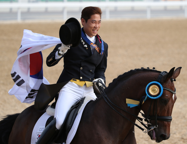 황영식이 2014년 인천 아시안게임 승마 마장마술 개인전에서 금메달을 차지한 뒤 우승 퍼레이드를 펼치고 있다. 연합뉴스