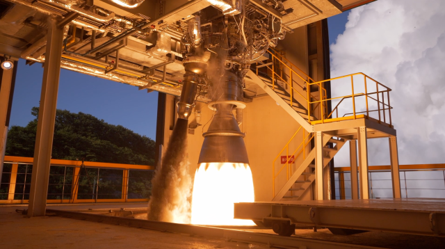 내년 하반기 4차 발사가 예정된 한국형 발사체 '누리호'의 비행모델(FM) 1단 엔진(75t급)이 조립을 마치고 지난 3일 전남 고흥 나로우주센터에서 첫 연소시험을 진행중이다. 우주항공청 제공