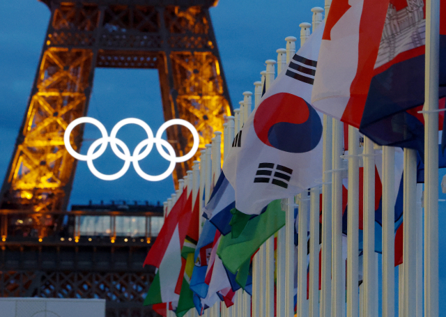 ‘파리 올림픽’을 앞두고 오륜기가 걸린 에펠탑의 모습. 연합뉴스