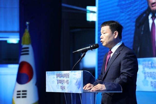 한국수자원공사는 안동시, 한국수력원자력과 함께 7월 24일 경북 안동 독립운동기념관에서 ‘임하댐 수상태양광 집적화단지 사업’ 착공식을 개최했다. 윤석대 한국수자원공사 사장이 착공식에서 기념사를 하고 있다. 한국수자원공사 제공