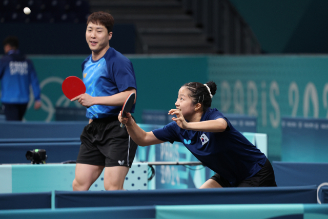 21일(현지시간) 오후 프랑스 사우스 파리 아레나4에 마련된 탁구 경기장에서 신유빈과 임종훈이 훈련하고 있다. 연합뉴스