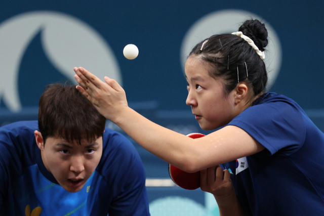 지난 21일(현지시간) 오후 프랑스 사우스 파리 아레나4에 마련된 탁구 경기장에서 신유빈과 임종훈이 훈련하고 있다. 연합뉴스