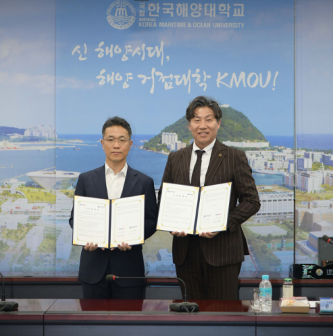 류동근 총장(오른쪽)과 김보연 대표이사가 협약서를 들고 사진 촬영을 하고 있다.