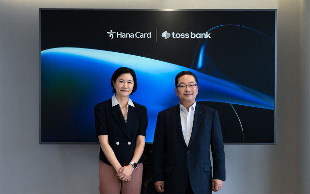 토스뱅크 이은미 대표(왼쪽)와 하나카드 이호성 대표가 25일 오전 서울 강남에 위치한 토스뱅크 사옥에서 진행된 토스뱅크와 하나카드 간의 PLCC 출시를 위한 업무협약식에서 기념 촬영을 하고 있다.