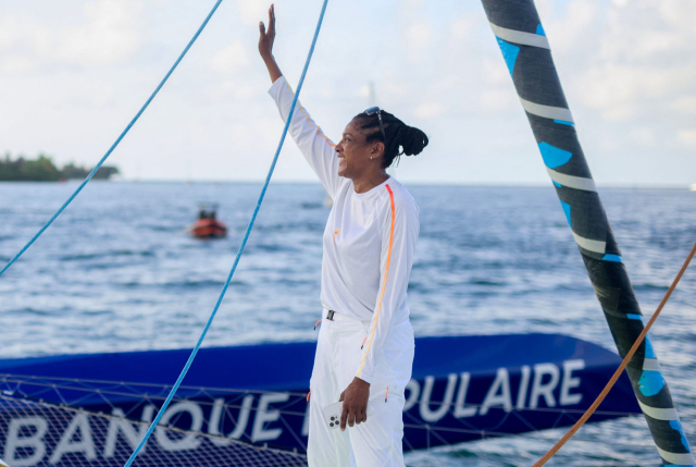 지난달 15일 프랑스 해외 영토 과들루프에서 올림픽 성화 봉송을 위해 대기 중인 마리 조제 페레크가 손을 흔들고 있다. AFP연합뉴스