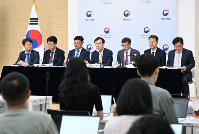 기획재정부가 25일 세법개정안을 발표한 가운데, 지난 19일 최상목 부총리가 세법개정안에 대해 사전 브리핑을 하는 모습. 기재부 제공