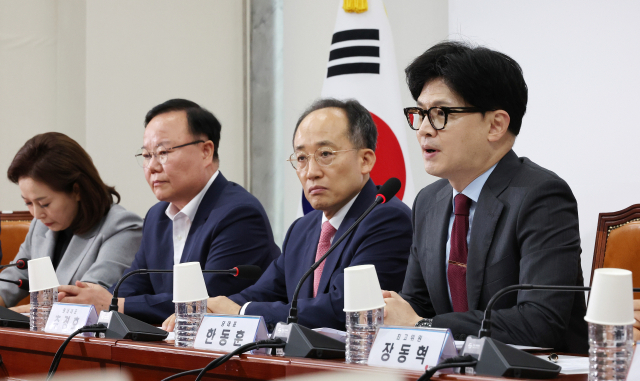 국민의힘 한동훈 대표(오른쪽)가 25일 국회에서 열린 최고위원회의에서 발언하고 있다. 연합뉴스