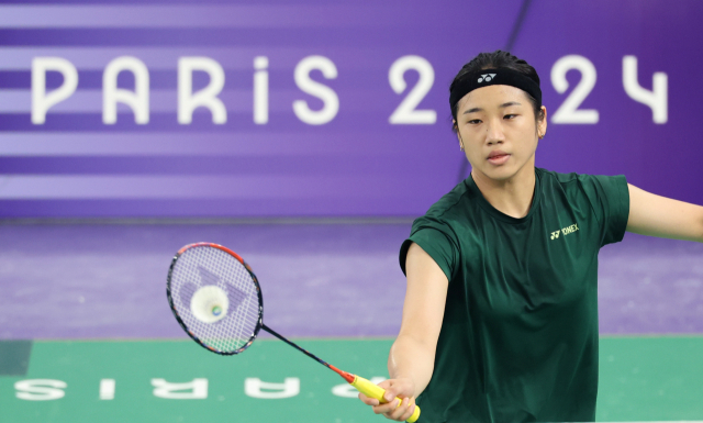 2024 파리 올림픽에 출전하는 배드민턴 대표팀 안세영이 24일(현지시간) 프랑스 파리 아레나 포르트 드 라 샤펠에 마련된 배드민턴 경기장에서 훈련을 하고 있다. 연합뉴스