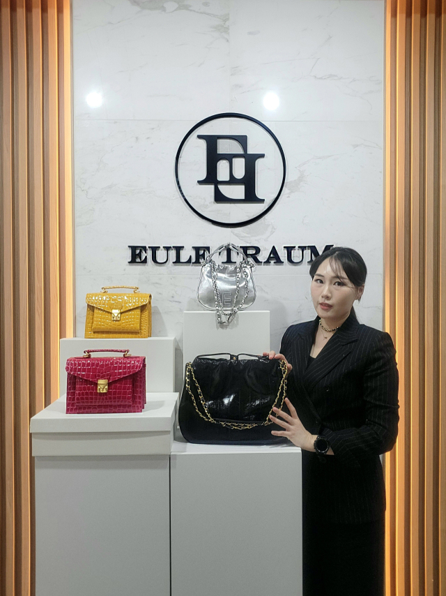 부산의 패션가방 브랜드 얼텀(EULE TRAUM)의 조용주 대표가 '시티백''얼텀버블백' 등 시그니처 가방 제품을 소개하고 있다. 얼텀 제공