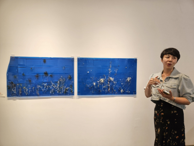 이정윤 작가가 갤러리에서 작품을 설명하고 있는 모습. 김효정 기자