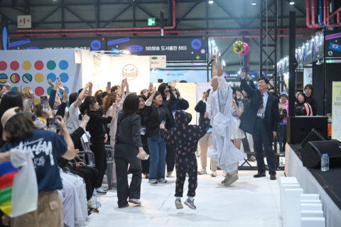 2024서울국제불교박람회에서 뉴진스님과 참가자들이 하나가 되어 즐거운 시간을 보내고 있다. 서울국제불교박람회 제공