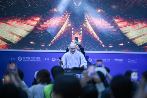 2024서울국제불교박람회에서 뉴진스님이 공연하고 있다. 서울국제불교박람회 제공