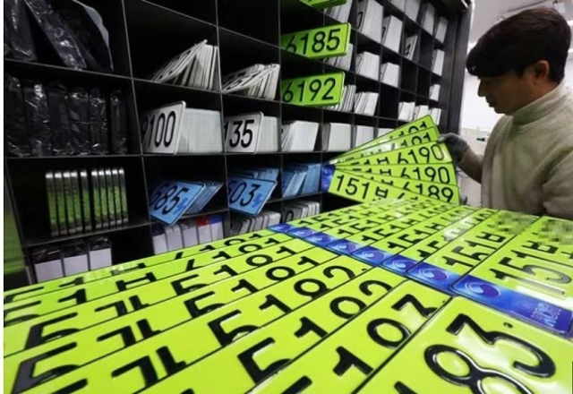 고가의 법인용 차량에 붙이는 연두색 번호판이 6개월여간 1만 2621대에 부착된 것으로 나타났다. 연합뉴스