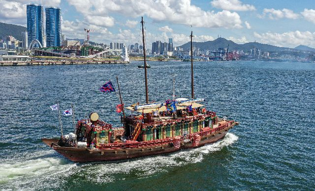 오는 31일 제14차 항해에 나설 조선통신사선. 사진은 지난해 부산 중구 연안여객터미널에서 일본을 향해 출항하는 모습. 부산일보DB