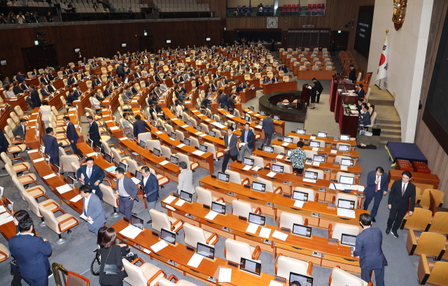 26일 오후 국회 본회의에서 방송통신위원회의 설치 및 운영에 관한 법률 일부개정법률안에 대한 무제한토론 종결 동의의 건 표결이 시작되자, 국민의힘 의원들이 퇴장하고 있다. 연합뉴스