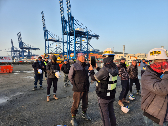 지난 3월 부산항 한 건설 현장에서 근로자들이 스마트 안전 관리 시스템을 통해 심리 상태를 확인하고 있다. 세이프티흥우 제공