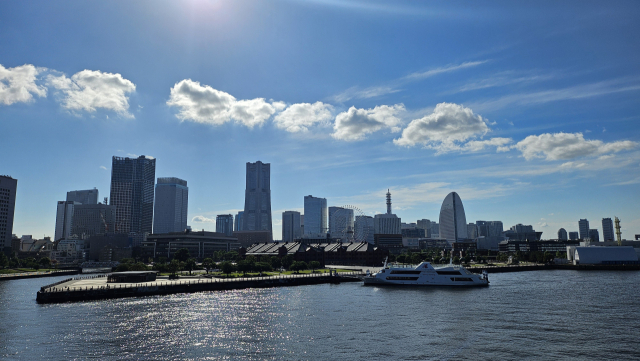 일본 요코하마 미나토미라이21 전경. 크루즈선이 정박한 항구 뒤로 초고층 건물이 스카이라인에 맞춰 들어서 있다.