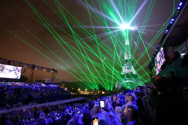 26일(현지시간) 프랑스 파리 트로카데로 광장 행사장과 에펠탑 주위로 화려한 레이저쇼가 진행되고 있다. 연합뉴스